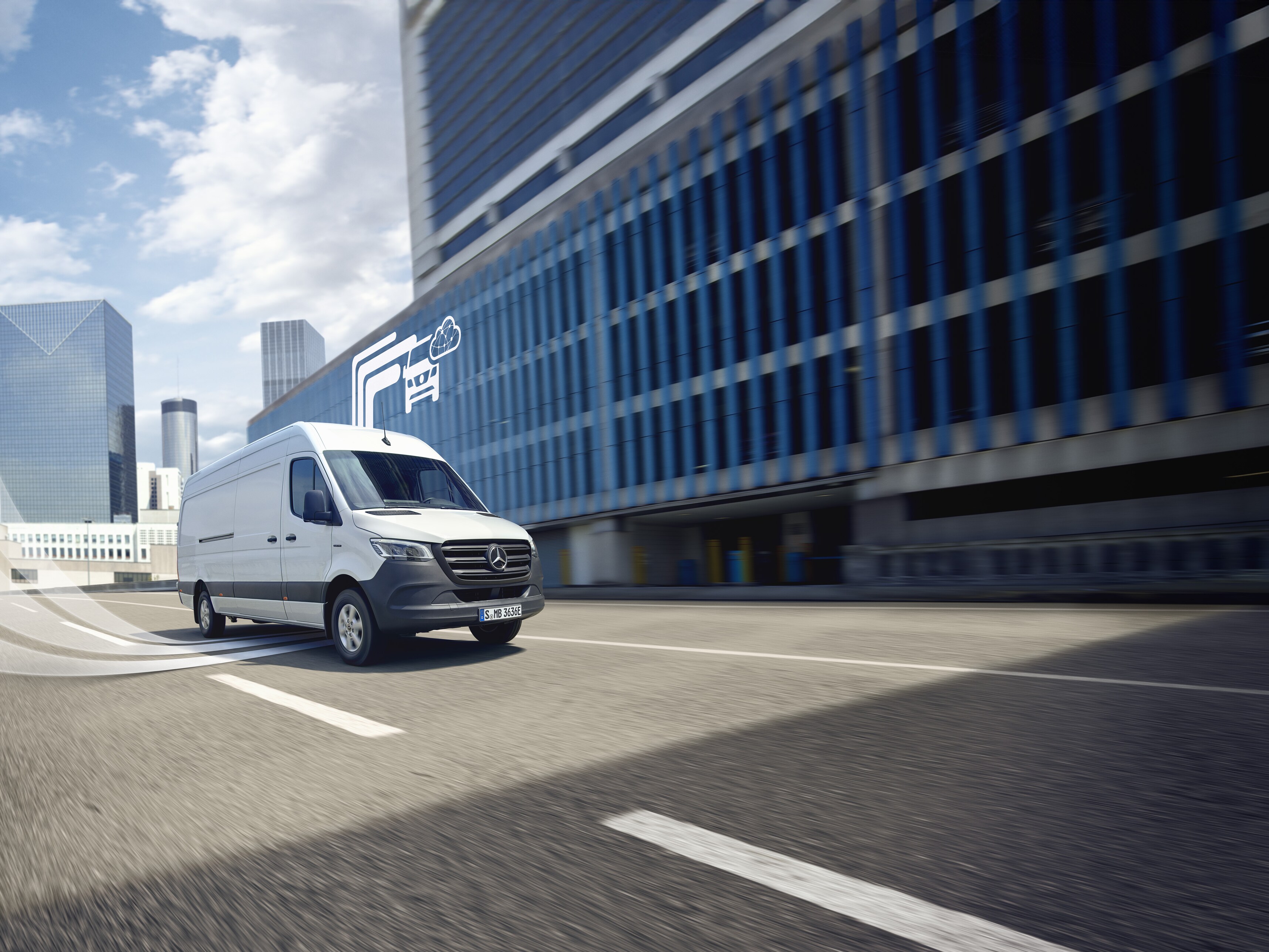 Ein weißer Sprinter mit einem grafisch dargestellten Digitalen Extra über dem Dach.