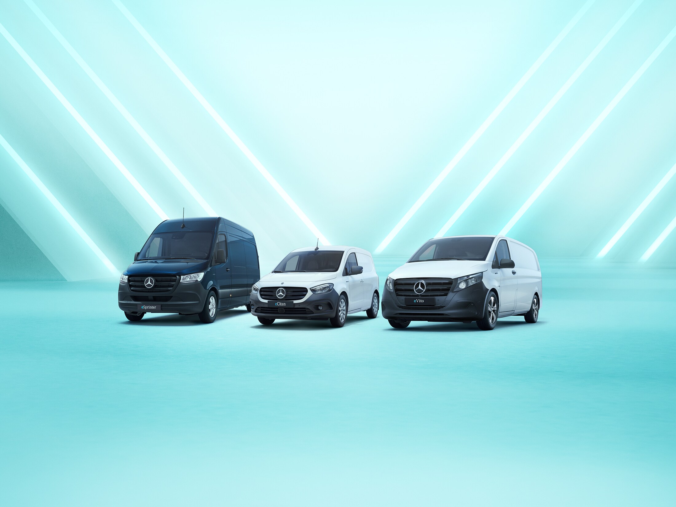 Drei Transporter-Modelle von Mercedes-Benz stehen auf einem hellgrünen Untergrund nebeneinander.